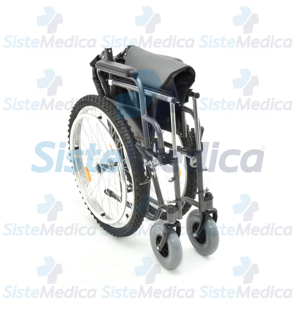 Silla de ruedas con llantas todo terreno